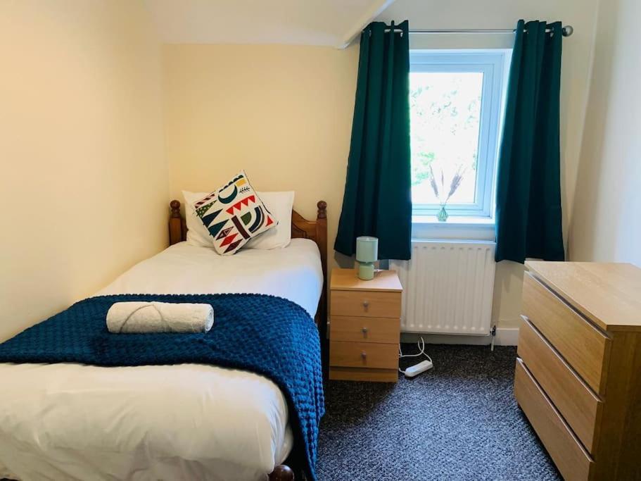 Families And Contractors Free Off Road Parking * Huntingdon